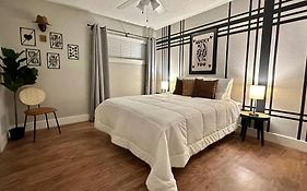 Near Downtown Dallas - The Dapper Charm